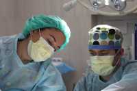 female-surgeons-surgery-operating-room