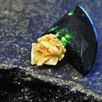 Kidney_stone_composed_of_calcium_oxalate_showing_sharp_edges