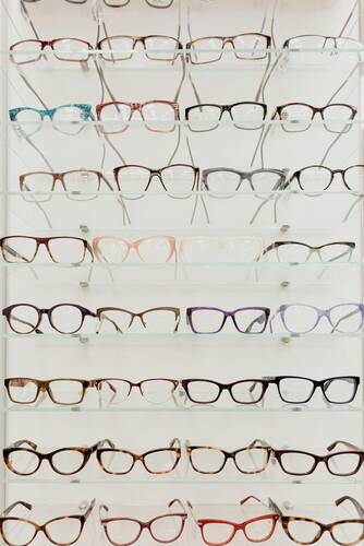 eyeglasses_pexels-kseniachernaya-5766564