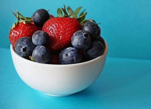 berries-nutrition-pexels-suzyhazelwood-1120575