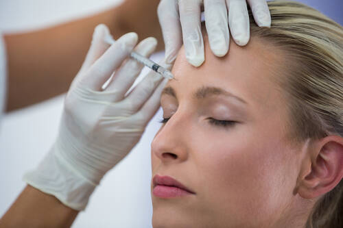 botox_freepx-female-patient-receiving-botox-injection-forehead