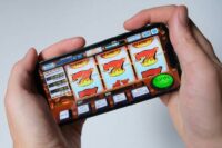 online-gambling-young-men.jpg
