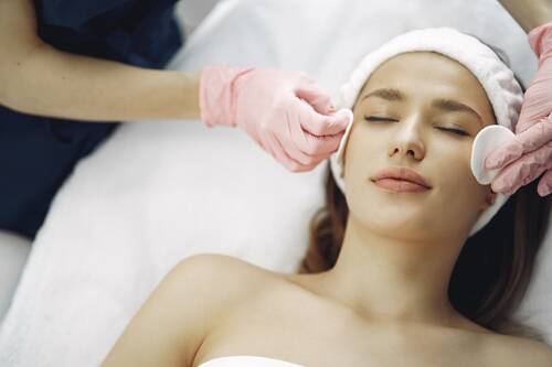 Photo by Gustavo Fring: https://www.pexels.com/photo/woman-getting-a-facial-treatment-3985329/