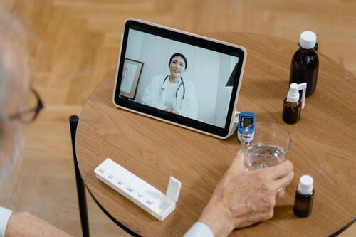 https://www.pexels.com/photo/doctor-conducting-online-consultation-via-video-call-39192375/