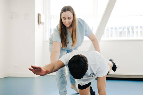 physiotherapist-exercising-man