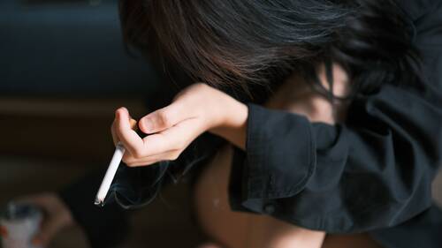 women-addiction-pexels