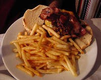 "Alfredo's Barbacoa: Hamburguesa con queso y bacon" by deramaenrama is licensed under CC BY 2.0. To view a copy of this license, visit: https://creativecommons.org/licenses/by/2.0